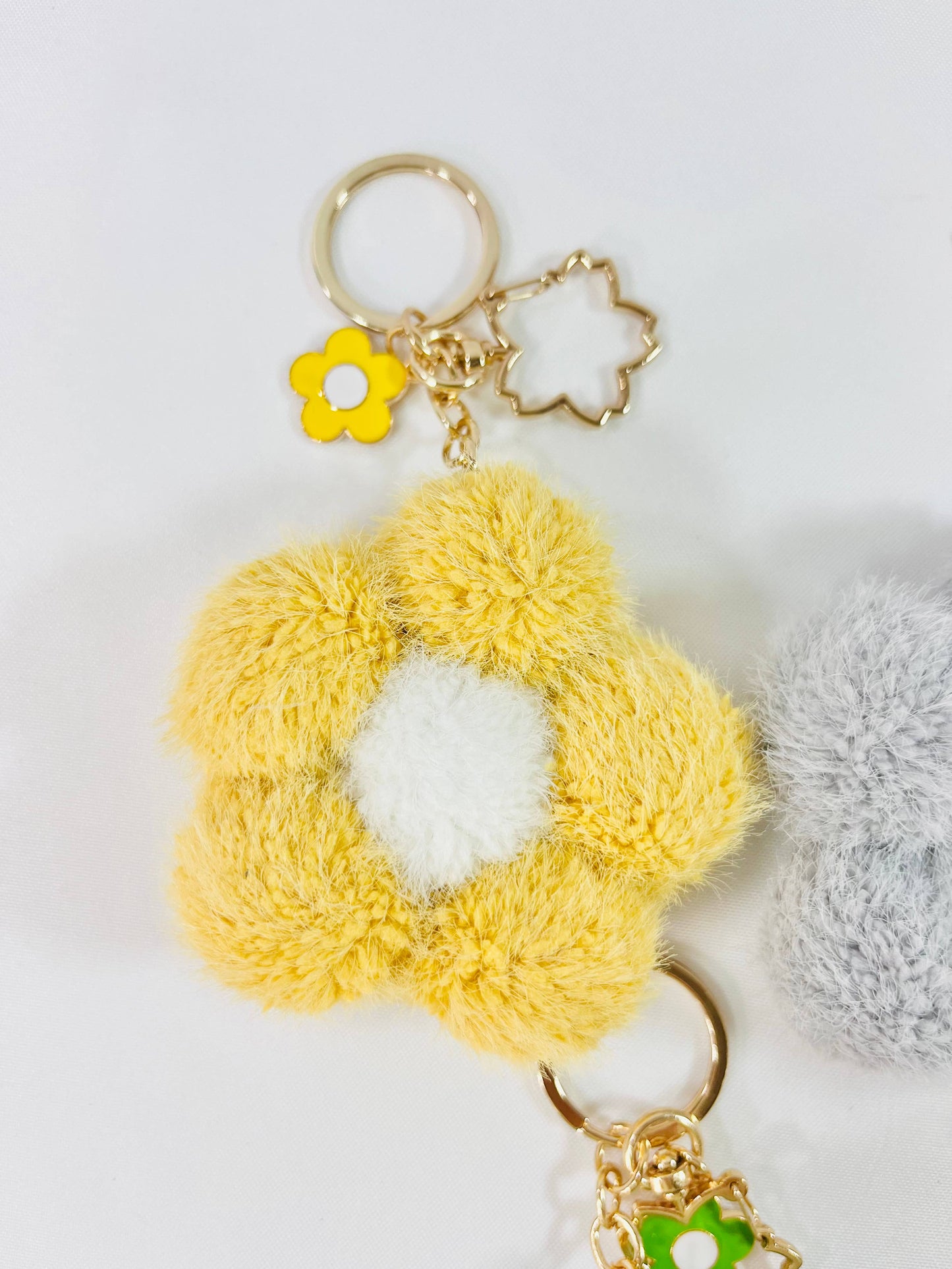 Keychain - Daisy Purse Charm - Fuzzy Fabric Flower Daisy